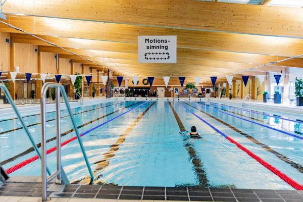Simbanor med markeringar i ett motions­sim-bassäng i inomhusmiljö.